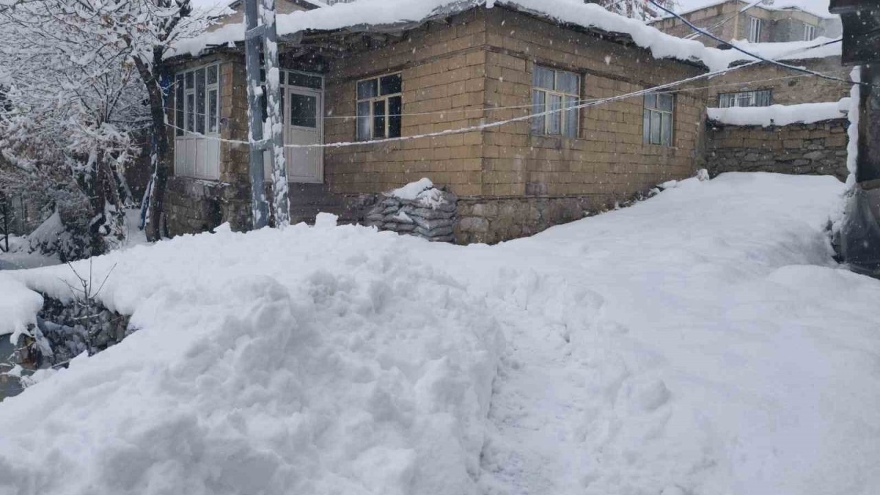 Hakkari’de 31 yerleşim yerinin yolu kapandı
