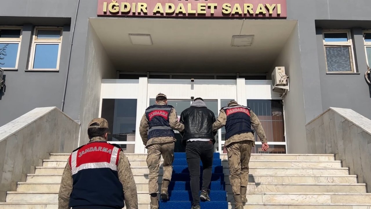 Iğdır’da bir şahsın üzerinde 300 adet altın sikke ele geçirildi