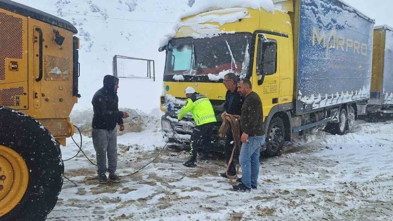Jandarma Erzurum’da yolda kalan 143 vatandaşa ulaştı