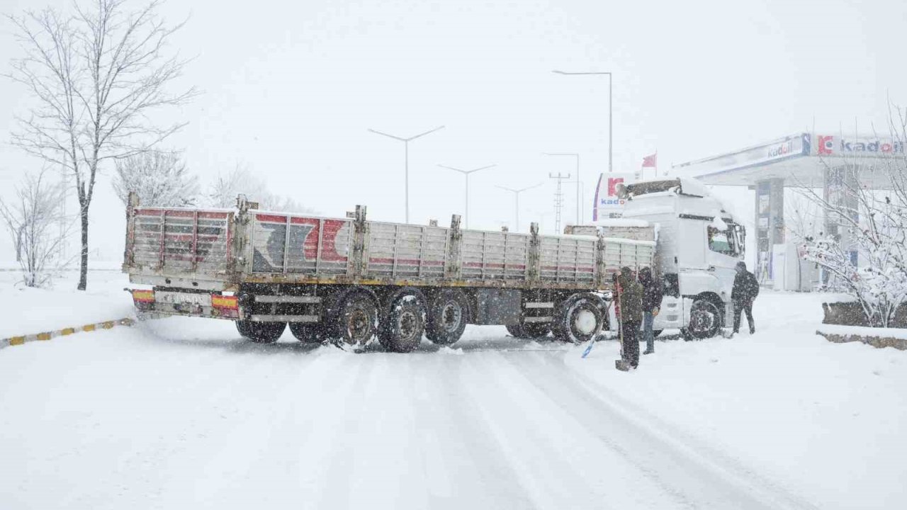 Muş-Bingöl kara yolunda ulaşıma kar engeli