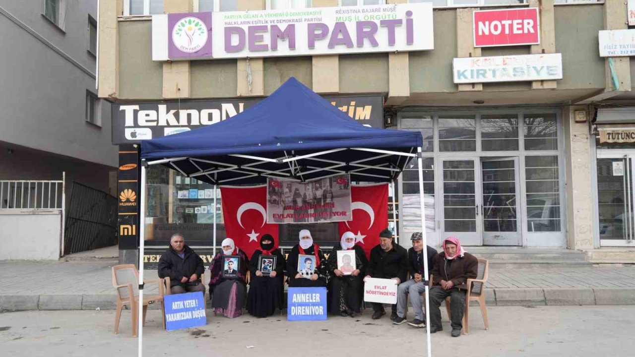 Muş’ta ailelerin evlat nöbeti devam ediyor