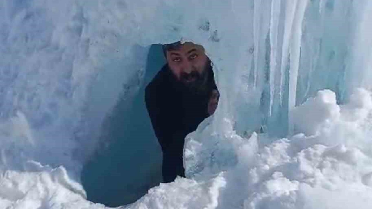 Patlayan su borusu devasa buz kütlesi oluşturdu