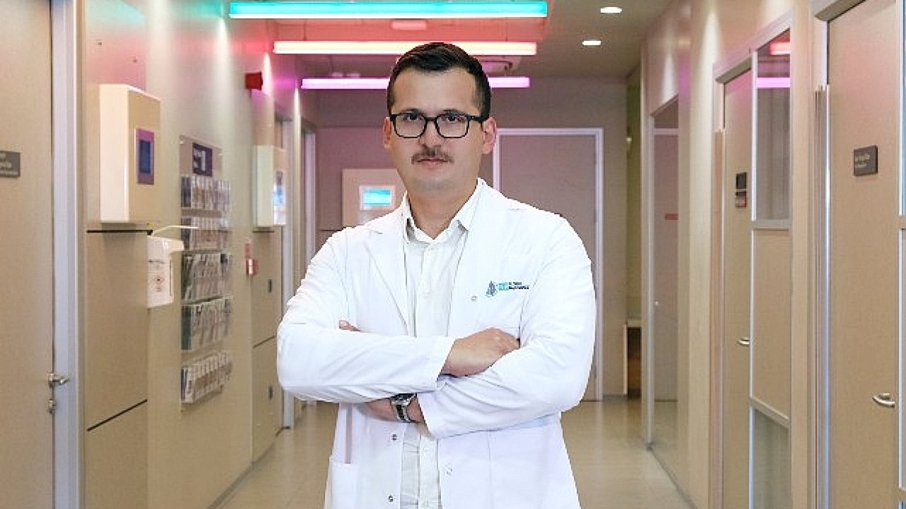 Uzun süre oturuyorsanız dikkat! Sakrum ağrısı günlük yaşamınızı etkileyebilir…