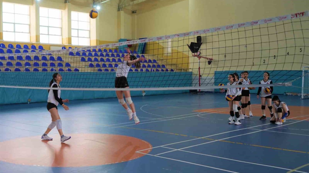 12 bin takım arasından zirveye çıkan Muş Spor Lisesi Kız Voleybol Takımı, Türkiye şampiyonasında