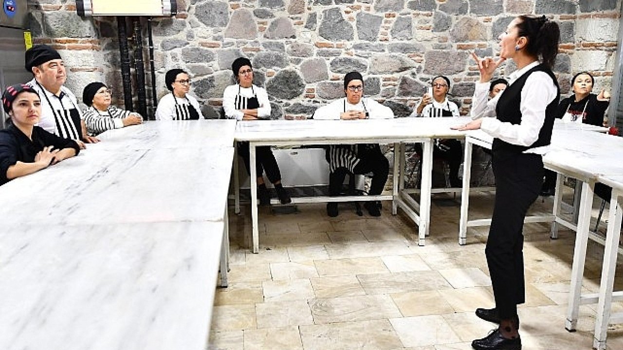 3 Mart Dünya Kulak ve İşitme Günü'nde işaret dili çevirmenleri hikâyelerini anlattı İzmir'de sağırların “sesi" var
