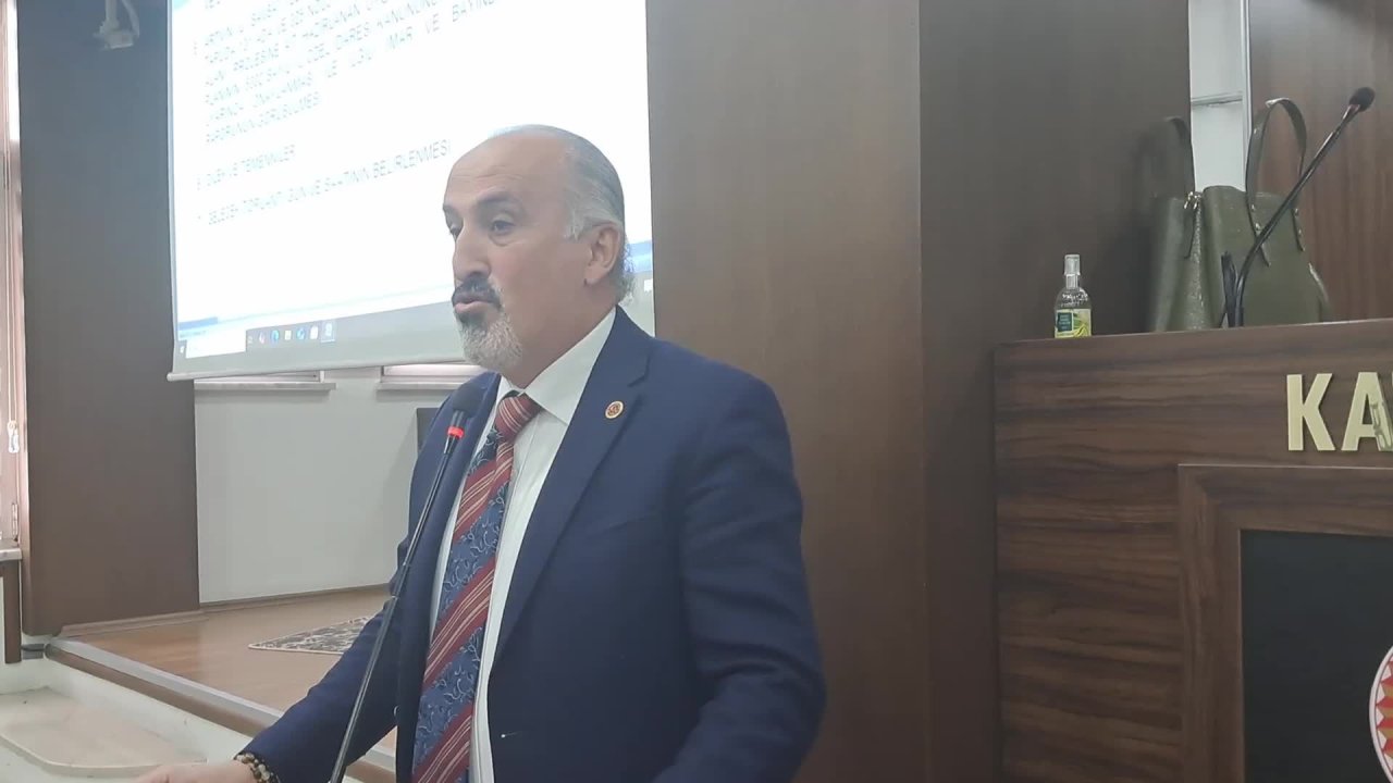 Artvin İl Genel Meclisi toplantısında CHP'li Yaşar Gülel'in sözlerine tepki gösteren AK Partili üyeler salonu terk etti