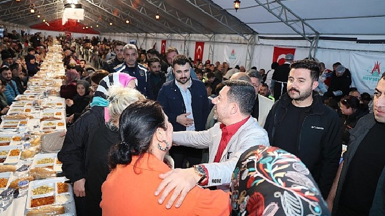 Başkan Rasim Arı, Binlerce Kişiyle İftar Yaptı