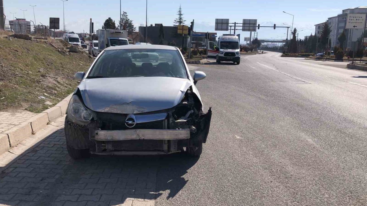 Elazığ’da ambulans ile otomobil çarpıştı: 2 yaralı