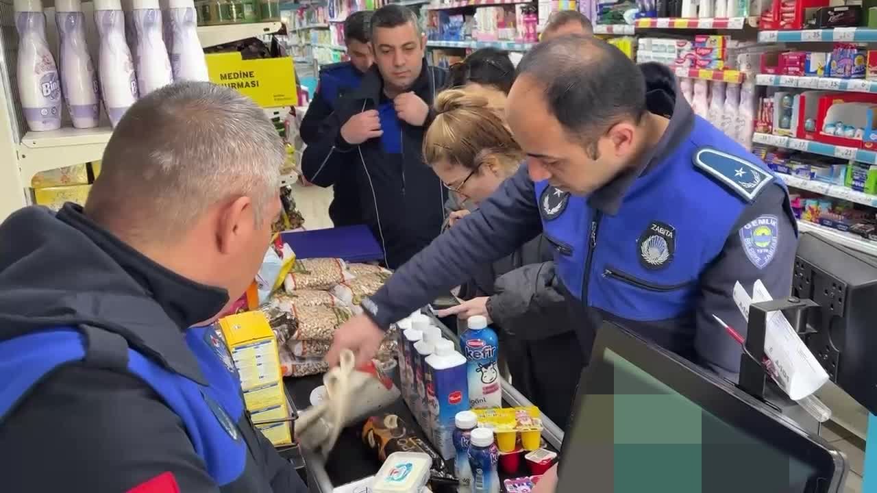 Gemlik Belediyesi, yaptığı denetimlerde tarihi geçmiş 25 farklı ürünün satışa sunulduğunu tespit etti