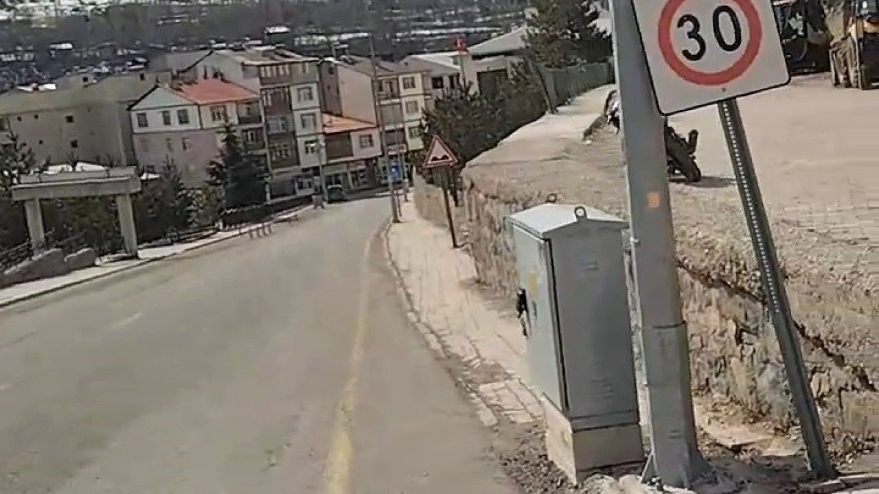 İspir’de okul yolundaki çatılar tehlike oluşturuyor