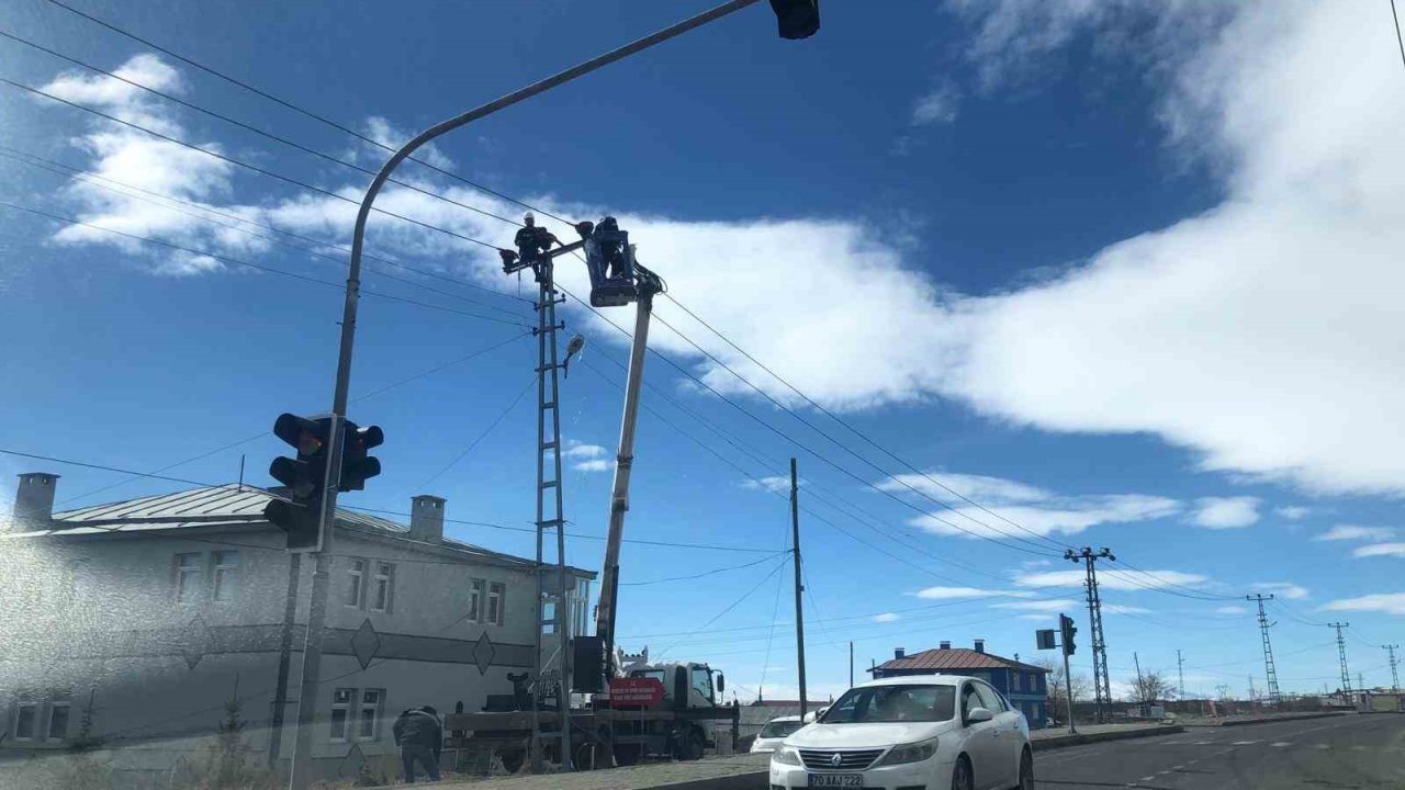 Kars’ta elektrik hatlarında bakım ve onarım çalışmaları devam ediyor