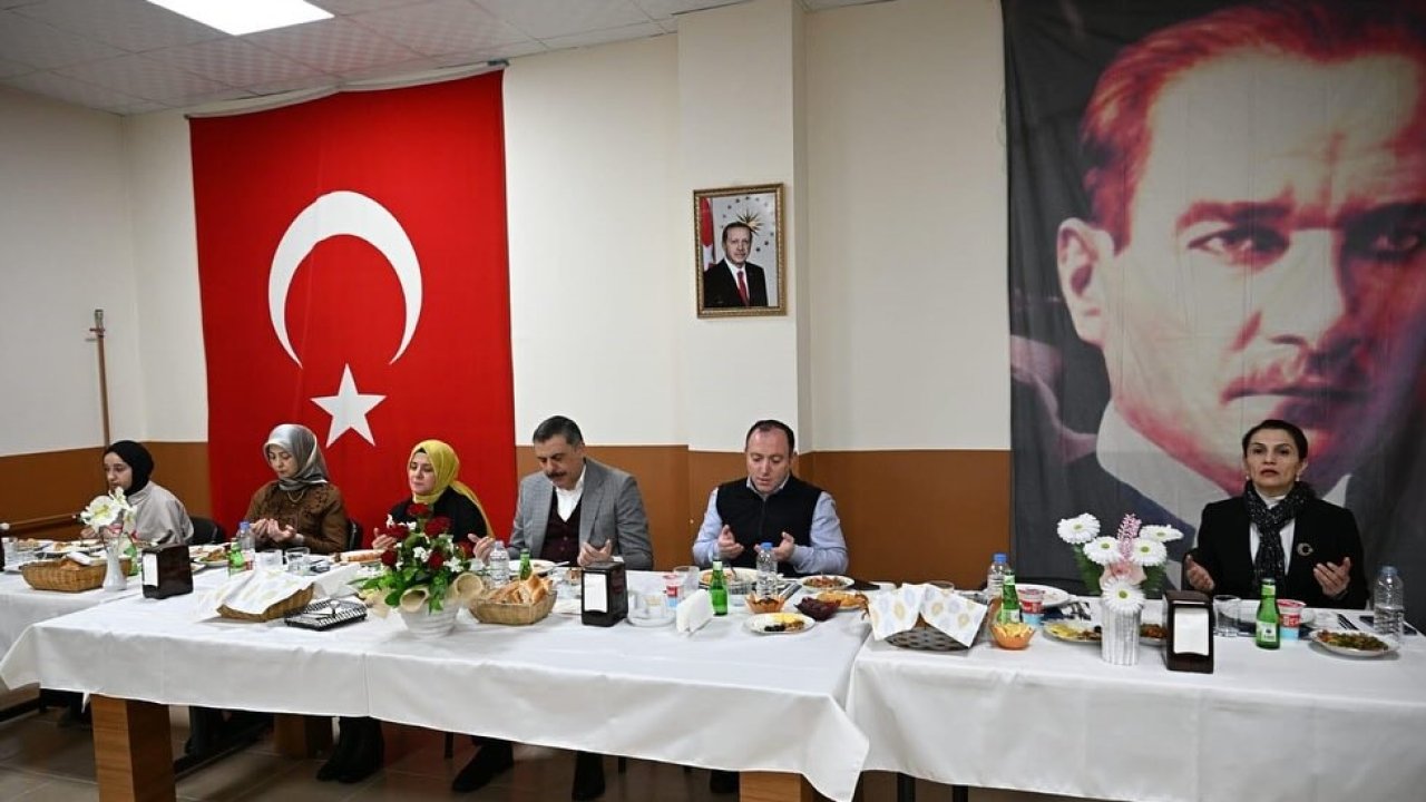 Öğrencilerle iftarda buluştular