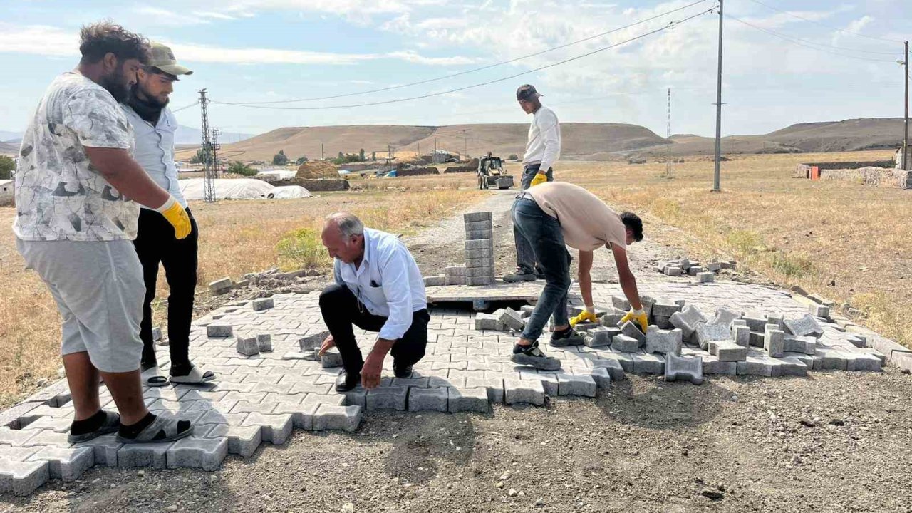 Akyaka’da köy içi yollar kilit parke taş döşeniyor