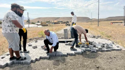 Akyaka’da köy içi yollar kilit parke taş döşeniyor