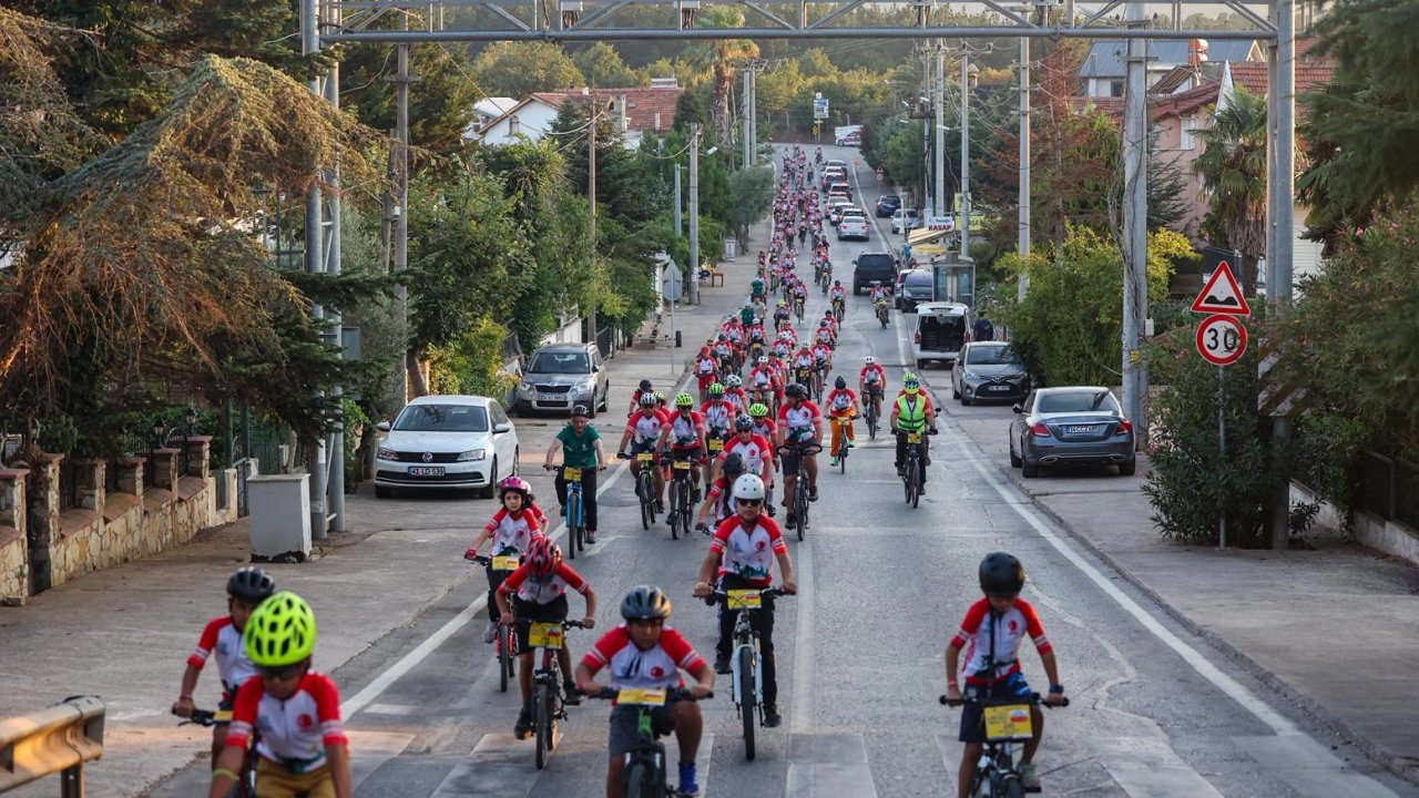 Bisiklet tutkunları Kocaeli'de pedal çevirdi