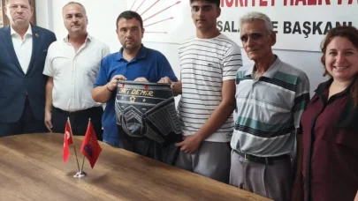 CHP İpsala’dan genç pehlivana kıspet hediyesi