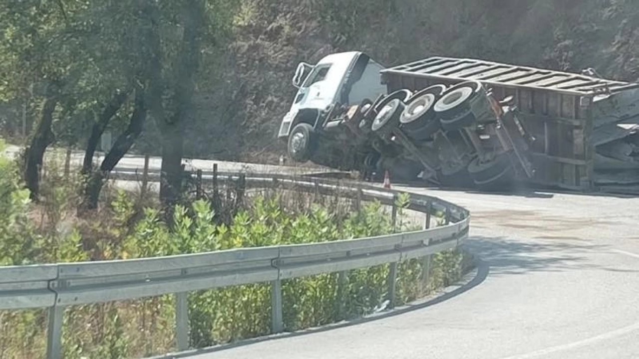 Düzce Yığılca yolunda TIR devrildi!