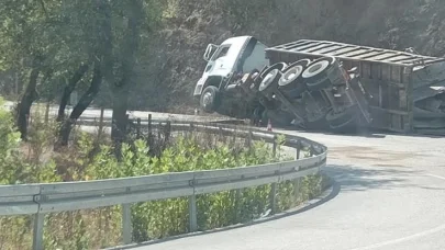 Düzce Yığılca yolunda TIR devrildi!