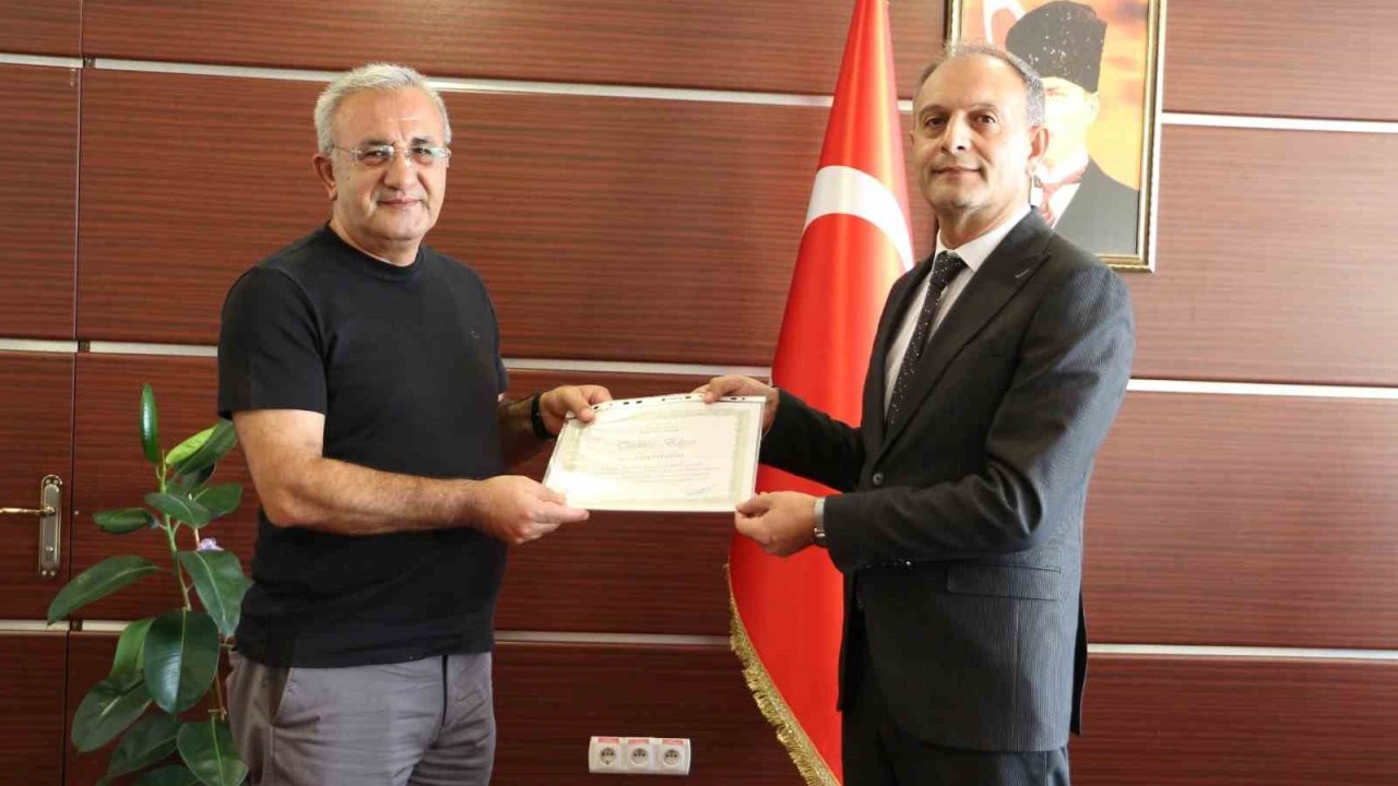 Elazığ’da sigarayı bırakan 2 vatandaşa ‘Teşekkür Belgesi’ verildi