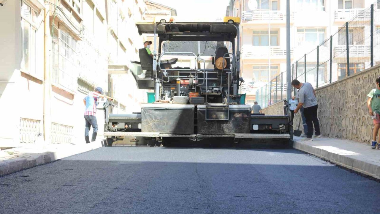 Elazığ’da yol yenileme çalışmaları devam ediyor