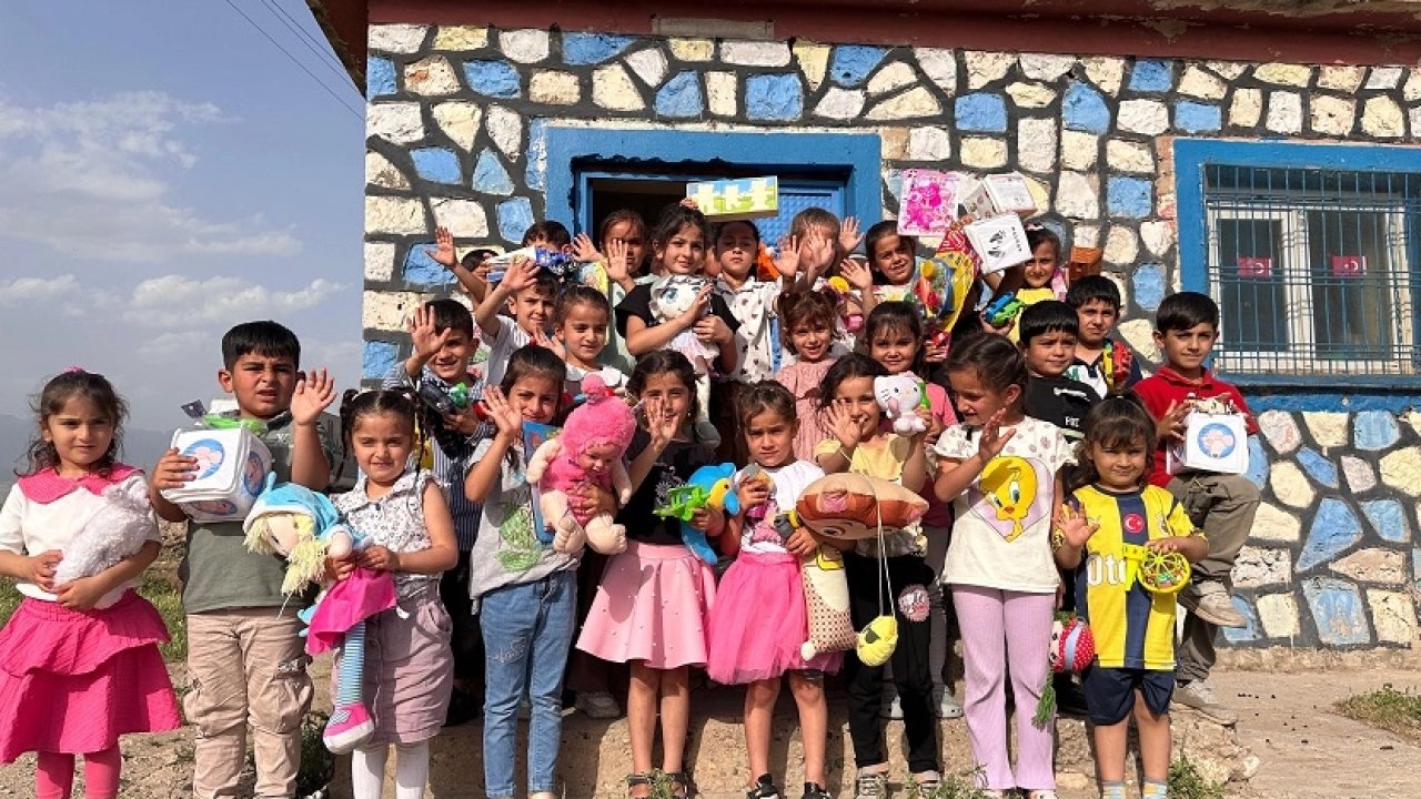 Hayırsever polis memuru Şahin’den ‘Askıda Kırtasiye’ projesi