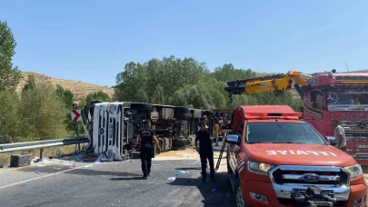 Malatya’da kontrolden çıkan tır devrildi: 1 ağır yaralı