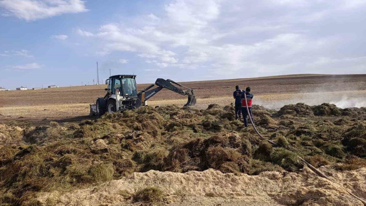 Özalp’ta çıkan yangında 700 bağ ot, 7 ton saman kül oldu