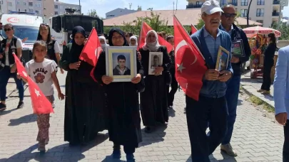 Vanlı anneler evlatlarını bekliyor