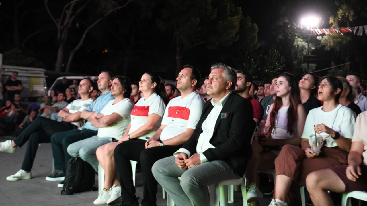 12 Dev Adam’ın final heyecanı Bornova’da dev ekranda yaşanacak