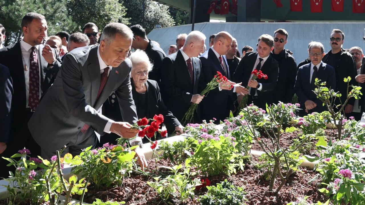 Adnan Menderes ve dava arkadaşları mezarları başında anıldı