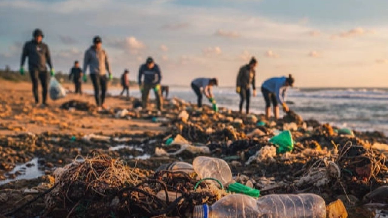 Antalya’da deniz gönüllüleri kıyı temizliği için buluşuyor