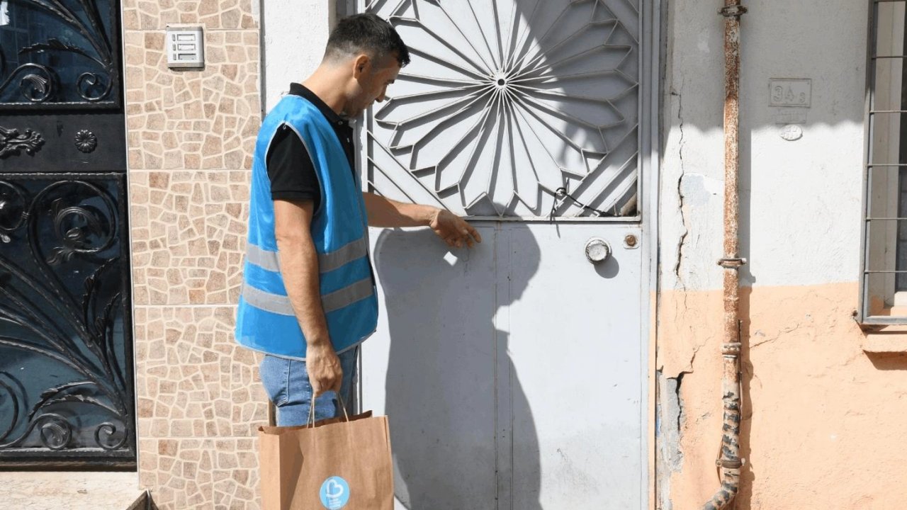 Başkan Ahmet Akın’dan öğrencilere gıda desteği