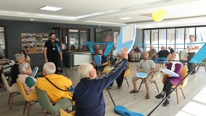 Bursa Nilüfer’de huzurevi sakinleri “Balon Voleybolu” ile eğlendi