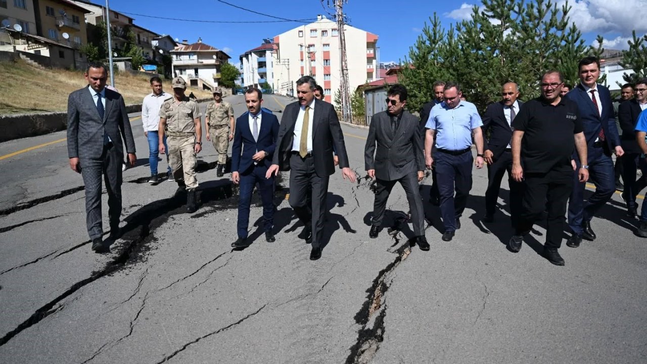 İspir’de yaşanan heyelan sonrası AFAD İl koordinasyon kurulu bölgede incelemelerde bulunuldu bir dizi karar aldı