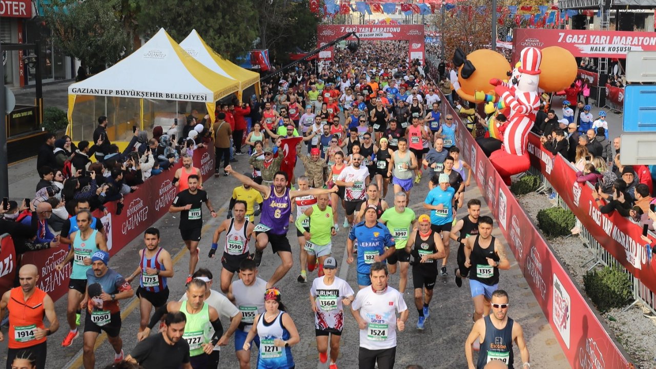 Gaziantep’te &#039;Gazi Yarı Maratonu&#039; rekor katılımla koşuldu