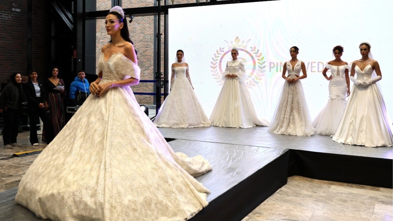 Kocaeli 3. Evlilik Fuarı&#039;nda gelinlik ve bindallılar sahneye çıktı