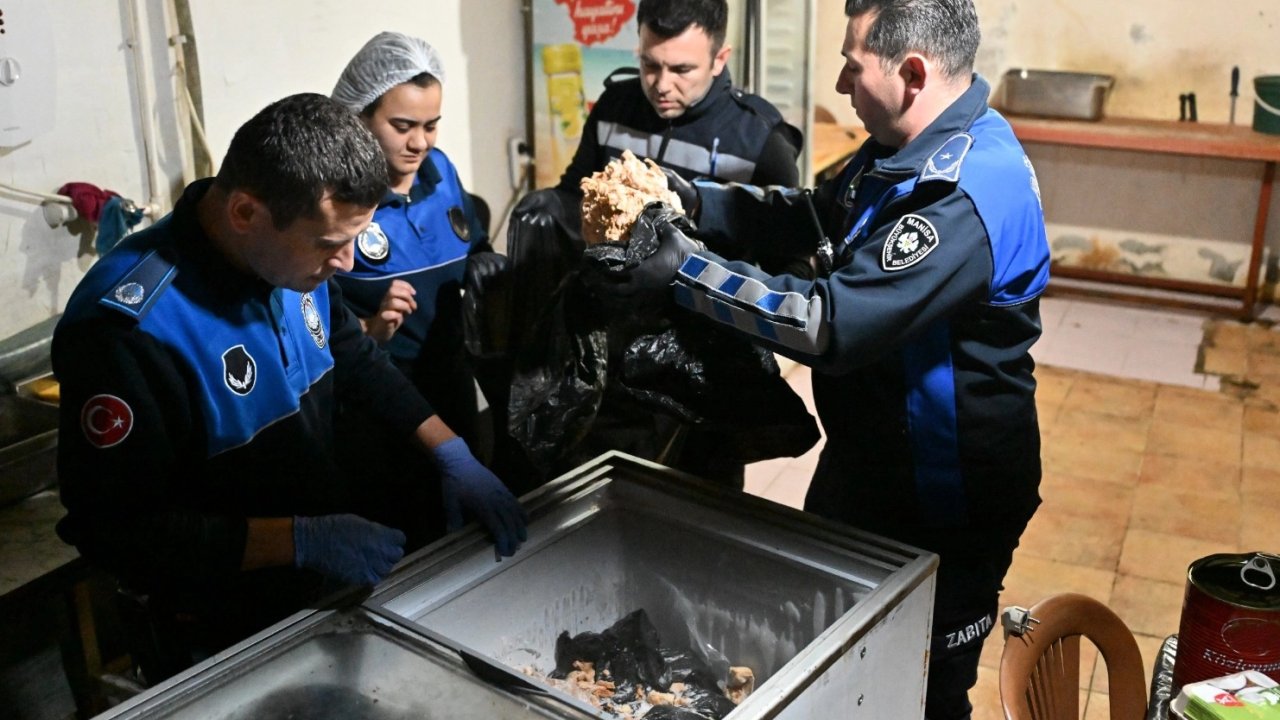 Manisa&#039;da 150 kilo pişmiş tavuk eti ele geçirildi! İşletme mühürlendi