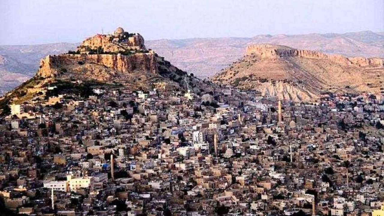 Mardin 1. Cadde&#039;de tarihi dokuya aykırı unsurlar kaldırılıyor