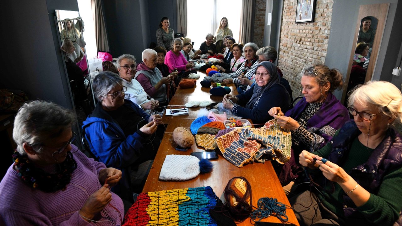 Antalya Muratpaşa'da Yaşlı Evi'nden çocukları ısıtacak örgü