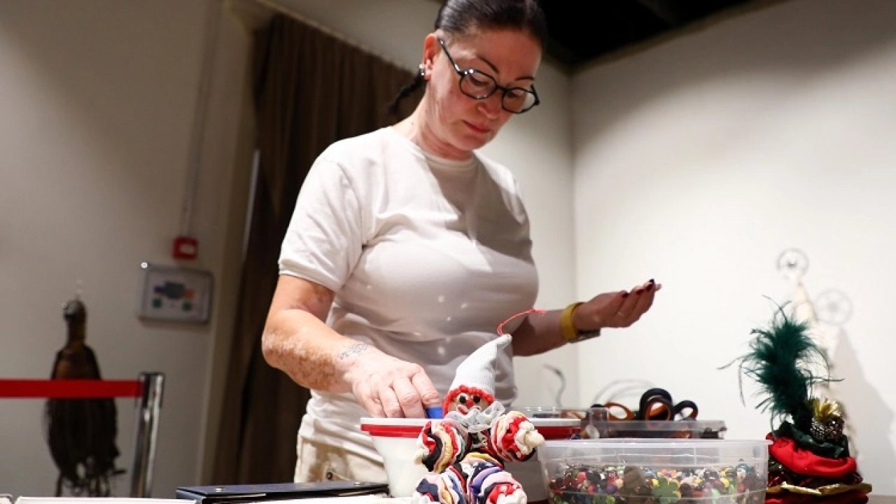 Antalya'da atık kumaşlar kadınların emeğiyle yılbaşı neşesine dönüştü