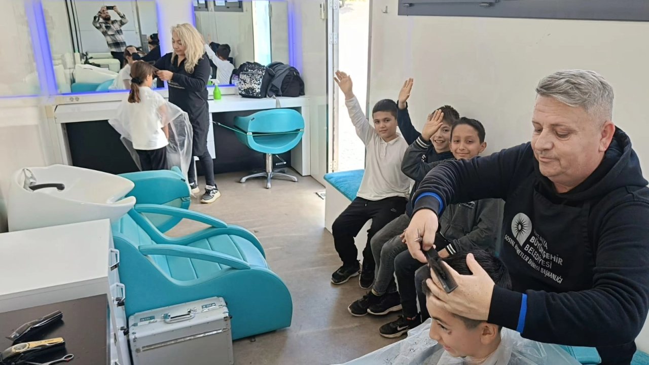 Antalya’da mobil kuaför tırı öğrencilere hizmette