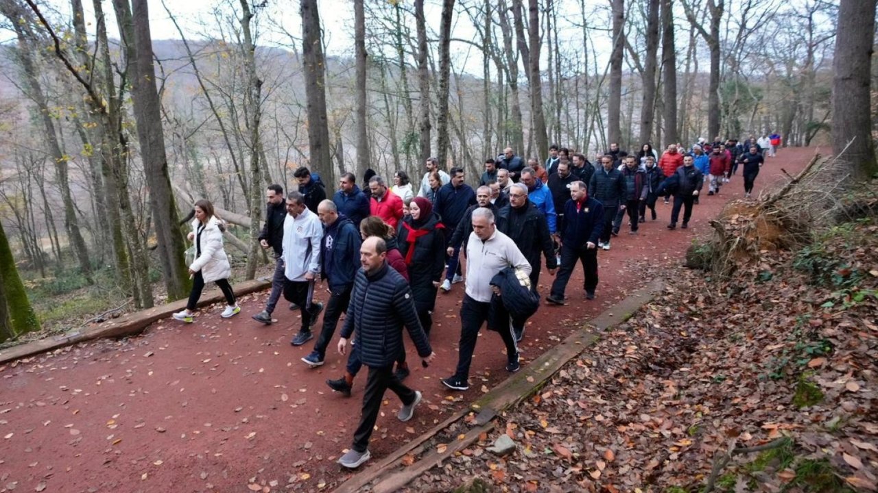 Bakan Tekin öğretmenlerle doğa yürüyüşü yaptı