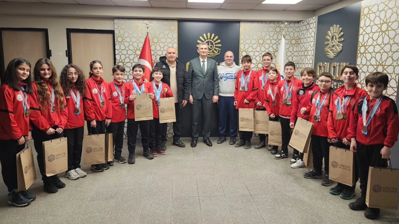 Başkan Sezer Gölcük Belediyesporlu yüzücüleri ağırladı