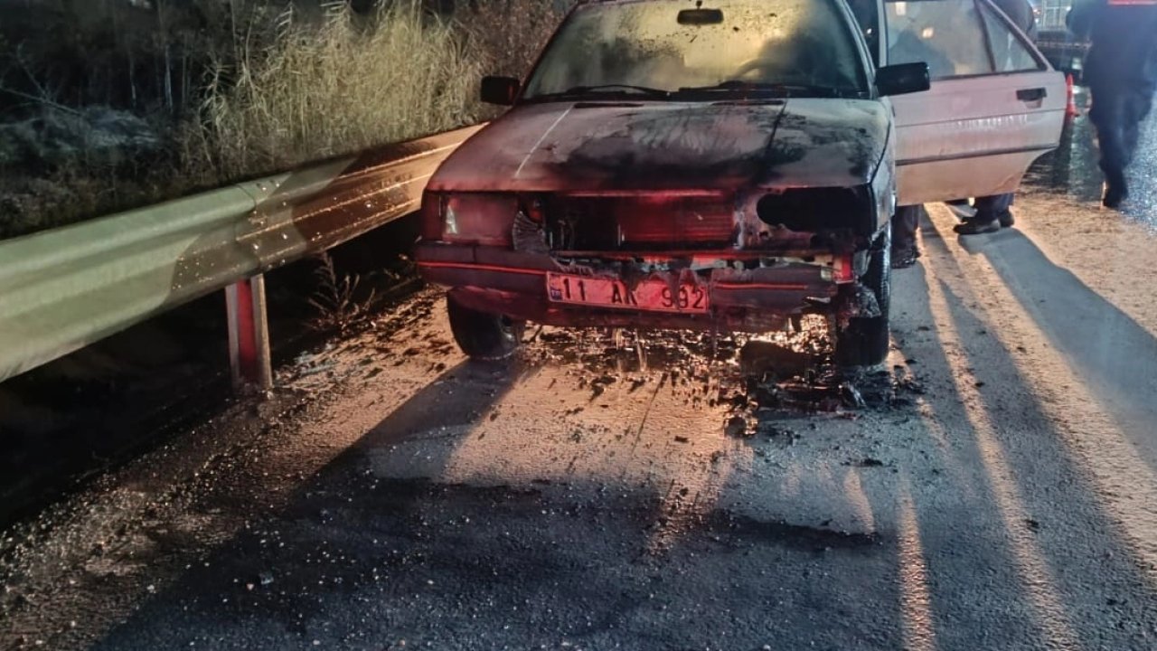 Bilecik'te seyir halindeki otomobil alev aldı!