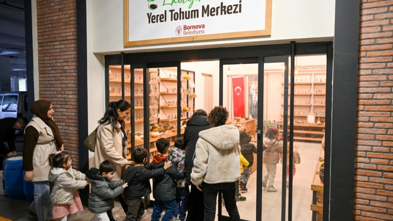 Bornova'da minik eller toprağa dokundu