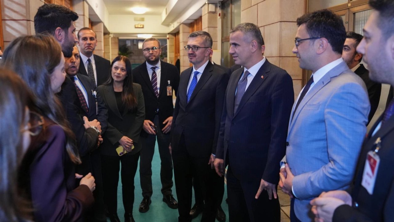 Burhanettin Duran'dan TBMM'de parlamento muhabirlerine ziyaret