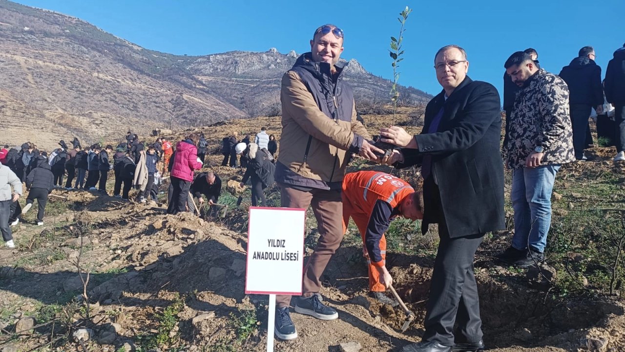 Bursa Gürsu'da 'Türkiye Yüzyılı Maarif Modeli' ışığında fidanlar toprakla buluştu