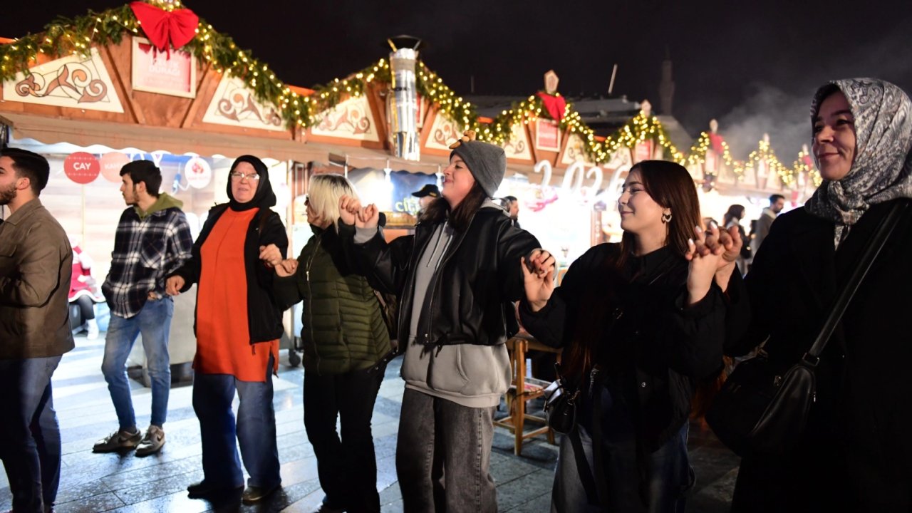 Bursa Osmangazi Meydanı'nda yeni yıla hazırlık coşkusu sürüyor