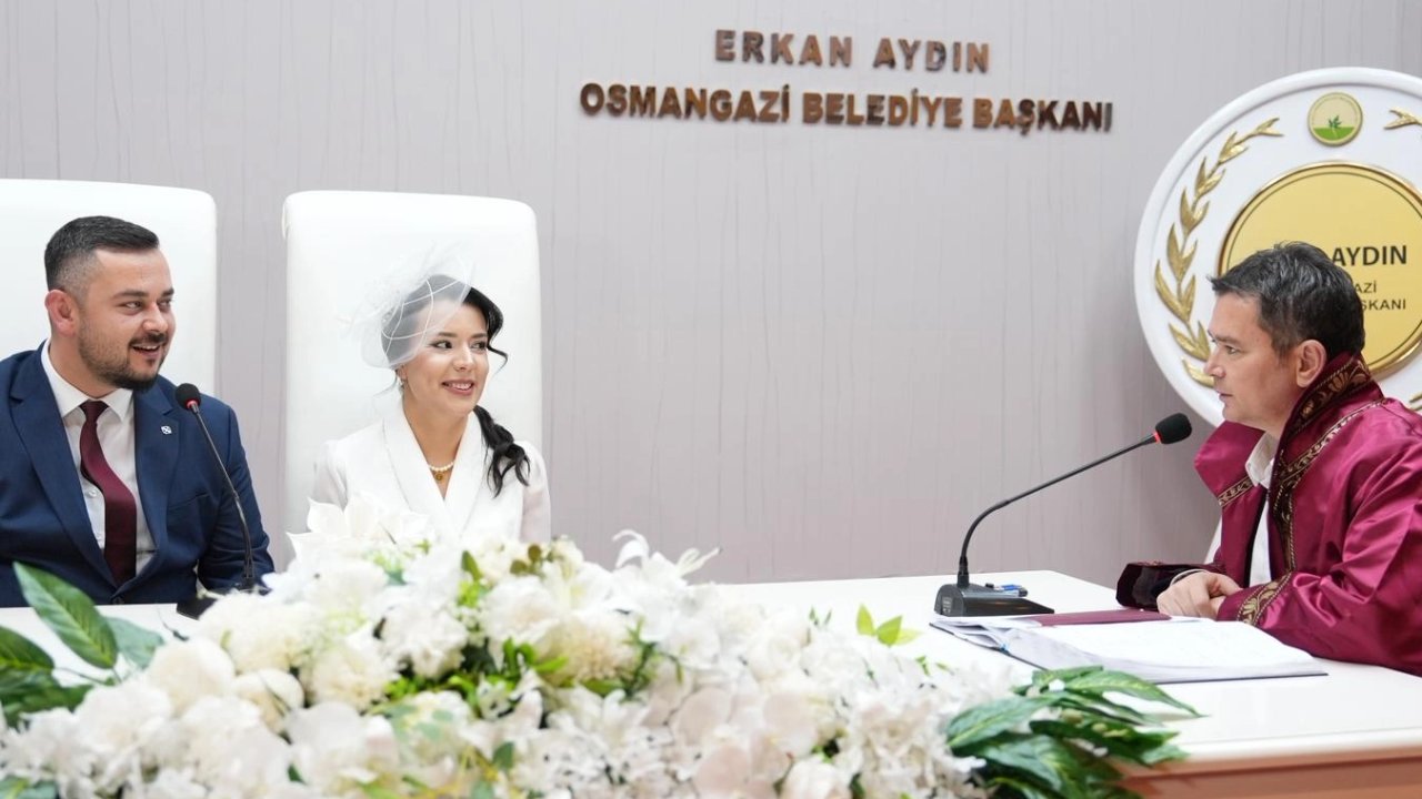 Bursa Osmangazi'de Başkan Aydın yılın son nikahını kıydı