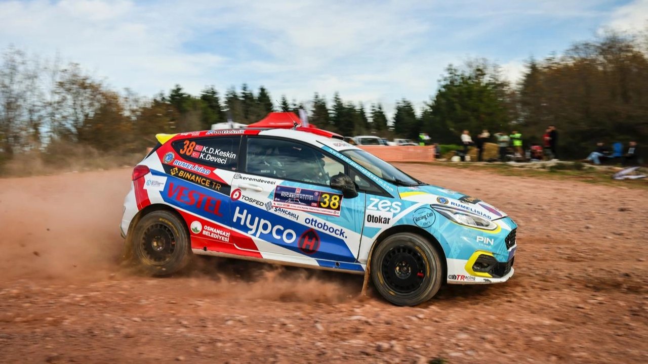 Bursa Osmangazi&#039;nin gururundan podyumda çifte başarı